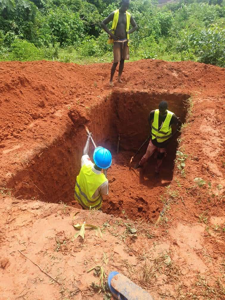 Contruction of the Bissau Campus digging the sewage pipe